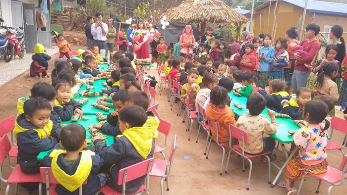 Học sinh tại bản U Na hào hứng với sản phẩm chính mình vừa tạo lên. Học sinh tại bản U Na hào hứng với sản phẩm chính mình vừa tạo lên.