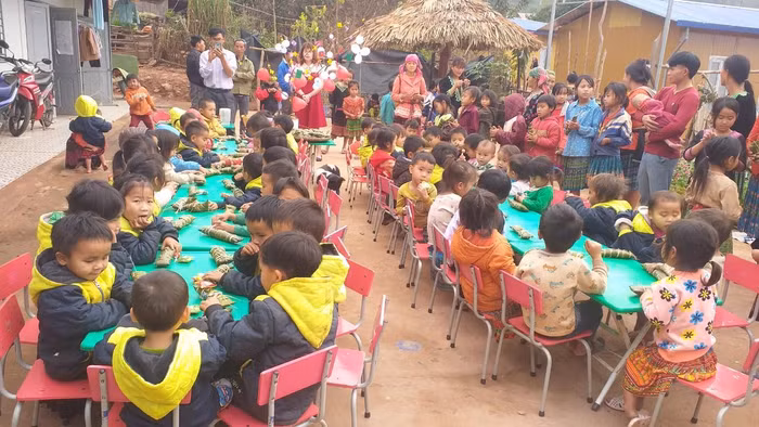 Học sinh tại bản U Na hào hứng với sản phẩm chính mình vừa tạo lên.