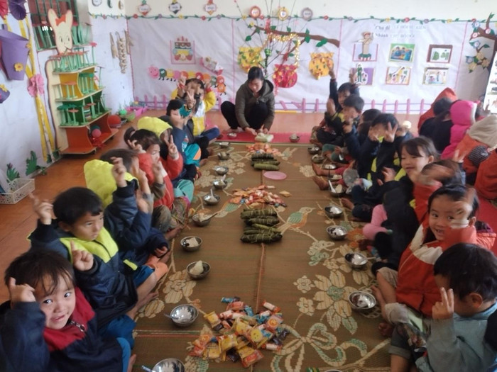 Niềm vui của các bạn mầm non điểm trường Cô Lô Hồ khi chuẩn bị thưởng thức sản phẩm mình tạo ra. Niềm vui của các bạn mầm non điểm trường Cô Lô Hồ khi chuẩn bị thưởng thức sản phẩm mình tạo ra.