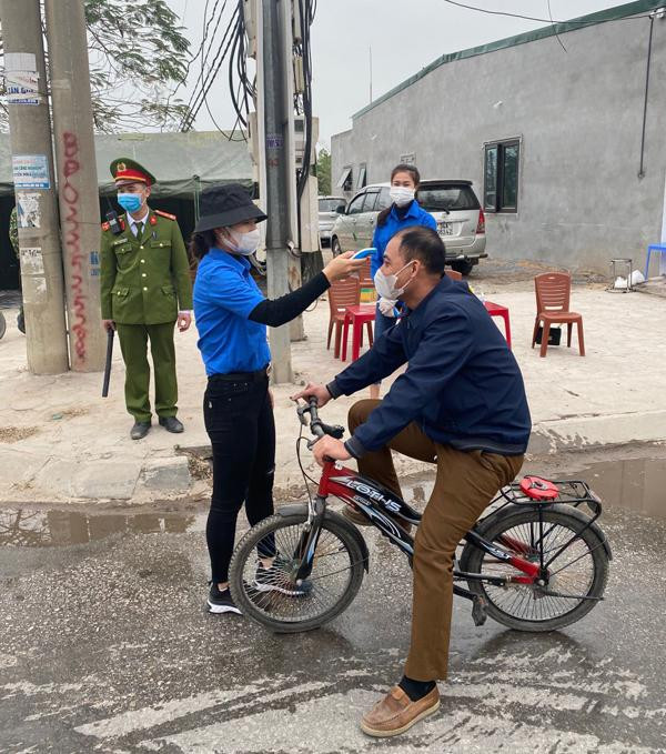 Các tình nguyện viên của Đại học Sao Đỏ tham gia chống dịch. Ảnh: Đại học Sao Đỏ