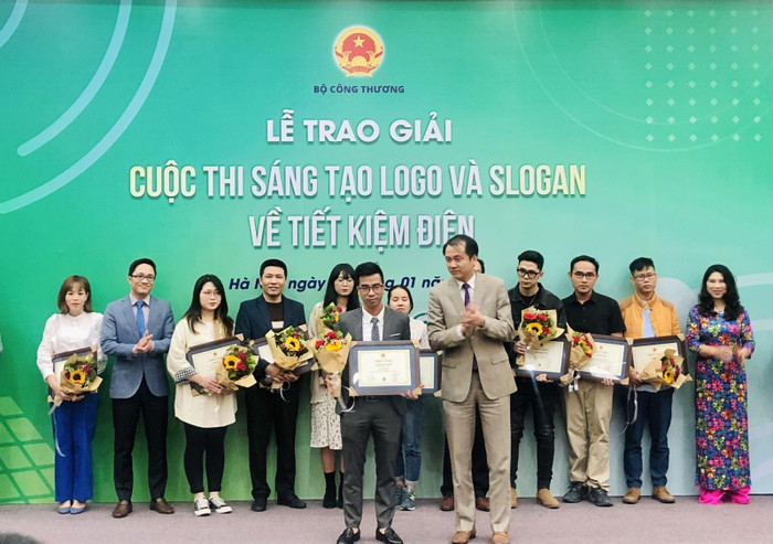 Ban tổ chức trao giải nhất cho tác giả Nguyễn Duy Thành. Ban tổ chức trao giải nhất cho tác giả Nguyễn Duy Thành.