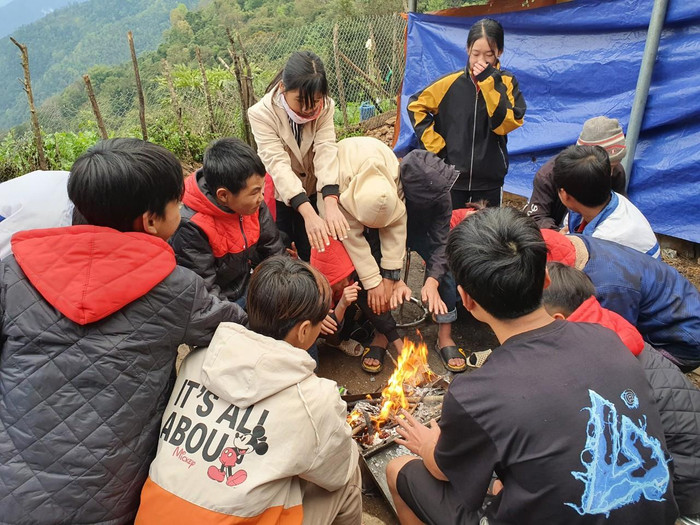 Trường trung học cơ sở Ka Lăng sưởi ấm. Trường trung học cơ sở Ka Lăng sưởi ấm.