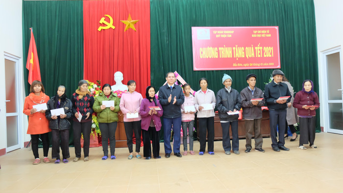 Ông Nguyễn Mạnh Hùng – Phó chủ tịch Ủy ban nhân dân huyện Tam Nông trao quà cho bà con có hoàn cảnh khó khăn.