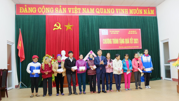 Tết này bà con nghèo xã Bắc Sơn, Nam Sơn ở Tam Nông cảm thấy ấm lòng vì nhận được sự quan tâm, giúp đỡ.