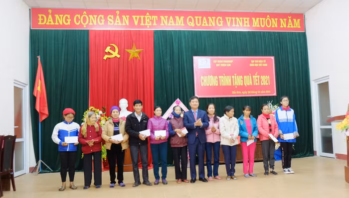 Tết này bà con nghèo xã Bắc Sơn, Nam Sơn ở Tam Nông cảm thấy ấm lòng vì nhận được sự quan tâm, giúp đỡ.