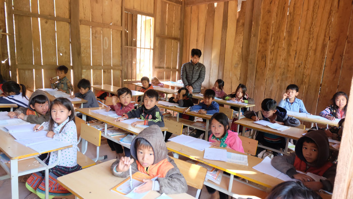 Giáo viên vùng cao nhọc nhằn là vậy, nhưng nghĩ đến thu nhập của giáo viên vùng xuôi mà chạnh lòng. Ảnh: LC