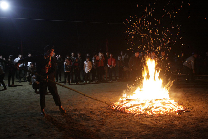 Đống lửa trước khi thực hiện nghi lễ. Ảnh: TT Đống lửa trước khi thực hiện nghi lễ. Ảnh: TT