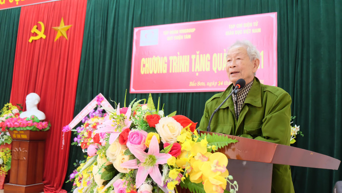 Thay mặt bà con nhân dân có hoàn cảnh khó khăn ở 2 xã Bắc Sơn và Nam Sơn, ông Nguyễn Tiến Nhung (88 tuổi) phát biểu cảm ơn Tạp chí điện tử Giáo dục Việt Nam, các nhà hảo tâm đã quan tâm giúp đỡ bà con trong hoàn cảnh khó khăn. &quot;Một miếng khi đói bằng một gói khi no&quot;, việc làm này sẽ giúp bà con có động lực vươn lên thoát nghèo, ông Nhung bày tỏ.