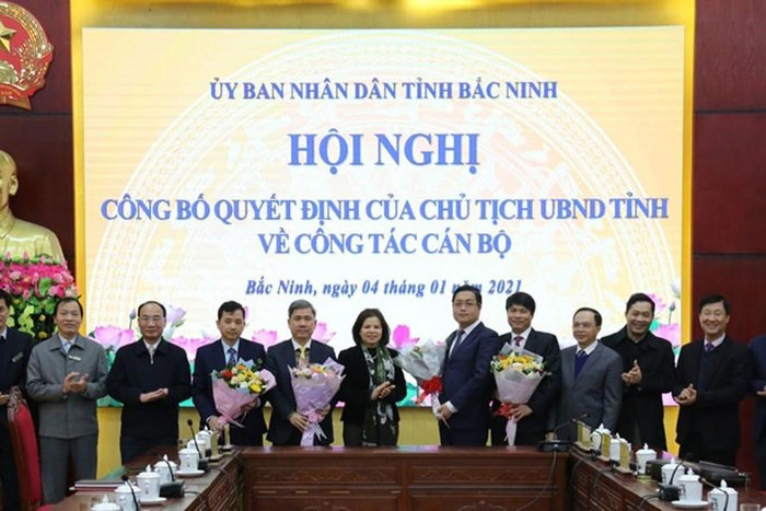 Ủy ban nhân dân tỉnh Bắc Ninh bổ nhiệm nhiều lãnh đạo chủ chốt của tỉnh. (Ông Nguyễn Nhân Chinh tay cầm hoa nơ đỏ). Ảnh: Báo Bắc Ninh Ủy ban nhân dân tỉnh Bắc Ninh bổ nhiệm nhiều lãnh đạo chủ chốt của tỉnh. (Ông Nguyễn Nhân Chinh tay cầm hoa nơ đỏ). Ảnh: Báo Bắc Ninh
