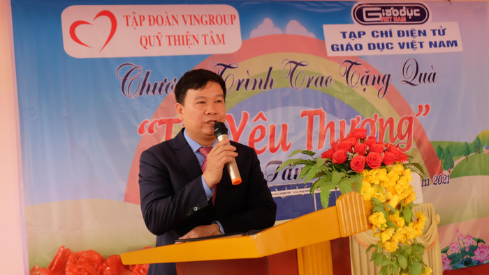 Nhà báo Nguyễn Tiến Bình - Tổng biên tập Tạp chí điện tử Giáo dục Việt Nam chia sẻ với những giáo viên còn khó khăn trên địa bàn thị xã Phú Thọ. Nhà báo Nguyễn Tiến Bình mong các thầy cô giáo vượt lên hoàn cảnh để cống hiến nhiều hơn nữa cho giáo dục. Nhà báo Nguyễn Tiến Bình - Tổng biên tập Tạp chí điện tử Giáo dục Việt Nam chia sẻ với những giáo viên còn khó khăn trên địa bàn thị xã Phú Thọ. Nhà báo Nguyễn Tiến Bình mong các thầy cô giáo vượt lên hoàn cảnh để cống hiến nhiều hơn nữa cho giáo dục.