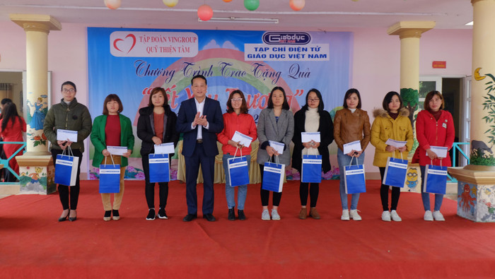 Ông Nguyễn Công Huân - Phó chủ tịch Ủy ban nhân dân thị xã Phú Thọ tặng quà các thầy cô giáo. Ông Nguyễn Công Huân - Phó chủ tịch Ủy ban nhân dân thị xã Phú Thọ tặng quà các thầy cô giáo.