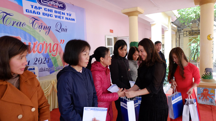 Bà Vũ Hồng Nhung - Trưởng phòng Truyền thông Tạp chí điện tử Giáo dục Việt Nam trao quà Tết. Những món quà từ các nhà hảo tâm đã trở thành nguồn động lực lớn để các thầy cô vượt lên nghịch cảnh, cống hiến cho giáo dục. Bà Vũ Hồng Nhung - Trưởng phòng Truyền thông Tạp chí điện tử Giáo dục Việt Nam trao quà Tết. Những món quà từ các nhà hảo tâm đã trở thành nguồn động lực lớn để các thầy cô vượt lên nghịch cảnh, cống hiến cho giáo dục.