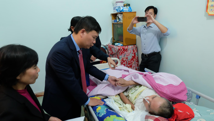 Thầy giáo Phạm Đình Thoan - Cựu giáo chức tại thị xã Phú Thọ xúc động khi nhận được món quà động viên từ Tạp chí điện tử Giáo dục Việt Nam. Thầy giáo Phạm Đình Thoan - Cựu giáo chức tại thị xã Phú Thọ xúc động khi nhận được món quà động viên từ Tạp chí điện tử Giáo dục Việt Nam.