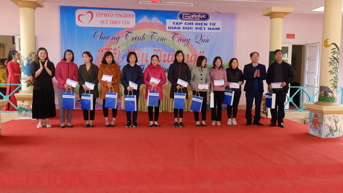 52 thầy cô, với 52 hoàn cảnh khác nhau nhưng có nguồn động viên lớn trong dịp Tết đến, Xuân về. 52 thầy cô, với 52 hoàn cảnh khác nhau nhưng có nguồn động viên lớn trong dịp Tết đến, Xuân về.