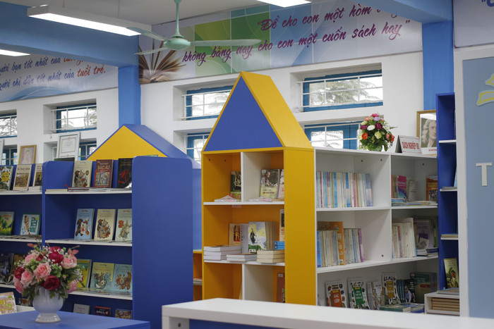 Nhiều chủng loại sách có mặt tại thư viện. Ảnh: Đ.T