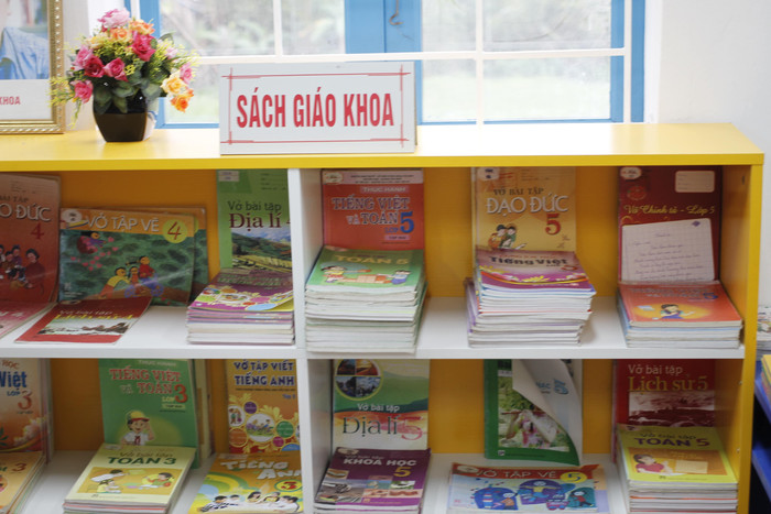 Kệ sách giáo khoa được thiết kế, sắp xếp rất bắt mắt. Ảnh: Đ.T