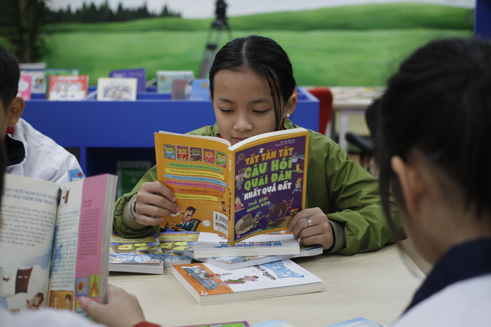 Những cuốn sách khoa học thường thức phù hợp với lứa tuổi được các em rất thích thú. Ảnh: Đ.T