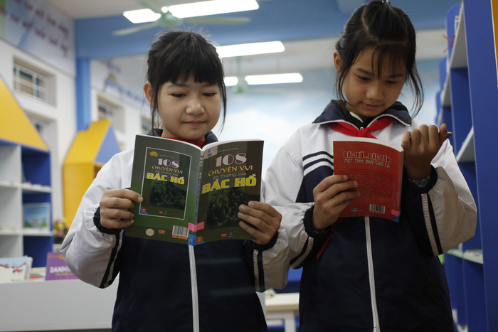 Những cuốn sách về Bác Hồ được nhiều em học sinh tìm đọc. Ảnh: Đ.T