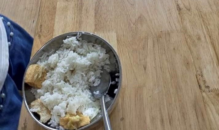 Hình ảnh suất ăn được một người chia sẻ gây xôn xao dư luận.