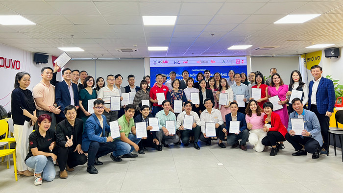 Nhóm học viên chụp lưu niệm cuối Chương trình tại Đà Nẵng.