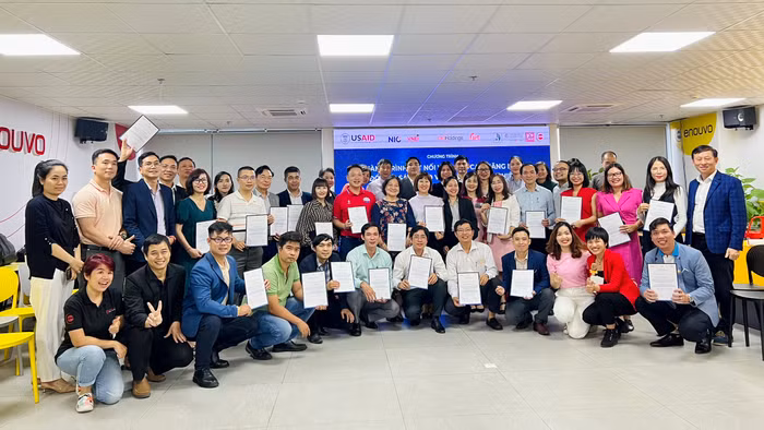 Nhóm học viên chụp lưu niệm cuối Chương trình tại Đà Nẵng.