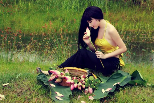 Phương Trinh đằm thắm và dịu dàng hơn với mái tóc giả đen huyền óng ả (Theo tiin) Phương Trinh đằm thắm và dịu dàng hơn với mái tóc giả đen huyền óng ả (Theo tiin)