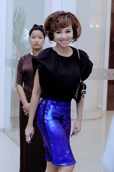 Ngọc Diệp với kiểu tóc xù khiến cô trông như đội tóc bết và cứng đơ trên đầu (Theo kienthucgiadinh) Ngọc Diệp với kiểu tóc xù khiến cô trông như đội tóc bết và cứng đơ trên đầu (Theo kienthucgiadinh)