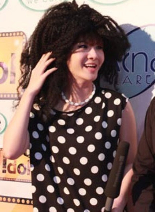 Yến Nhi trông khác lạ nhưng không xinh hơn với kiểu tóc xù Châu Phi (Theo vietbao) Yến Nhi trông khác lạ nhưng không xinh hơn với kiểu tóc xù Châu Phi (Theo vietbao)