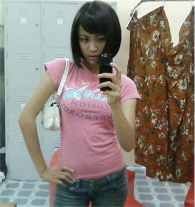 Hoàng Thùy Linh cũng thay đổi hình ảnh với mái tóc giả ngắn kiểu đầu bob, nhưng rõ ràng cô nàng hợp với tóc dài và xoăn nhẹ hơn (Theo 2sao) Hoàng Thùy Linh cũng thay đổi hình ảnh với mái tóc giả ngắn kiểu đầu bob, nhưng rõ ràng cô nàng hợp với tóc dài và xoăn nhẹ hơn (Theo 2sao)