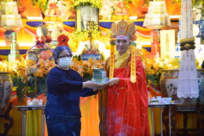 Shark Liên với sự đồng lòng của cả gia đình sẽ sử dụng toàn bộ 1 tỷ 40 triệu đồng tiền phúng viếng của bạn bè thân hữu gần xa để xây dựng trường học cho trẻ em nghèo tại địa bàn huyện Ba Chẽ, tỉnh Quảng Ninh; trích một phần hỗ trợ Sư Thầy Thích Giác Đạt xây dựng mái Chùa nơi Thầy đang làm trụ trì và đúc một pho tượng Bồ Tát cho nhà tang lễ nghĩa trang làng Xuân Mai, phường Phúc Thắng, TP. Phúc Yên, tỉnh Vĩnh Phúc.