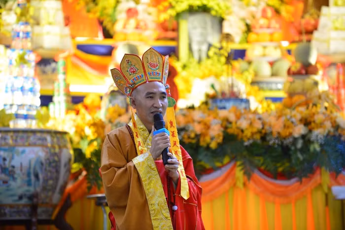 Sư thầy cảm ơn nghĩa cử của gia đình Shark Liên.