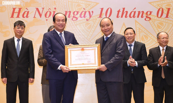 Thủ tướng Nguyễn Xuân Phúc trao Huân chương Lao động hạng Nhất cho Bộ trưởng, Chủ nhiệm Văn phòng Chính phủ Mai Tiến Dũng. Ảnh: VGP