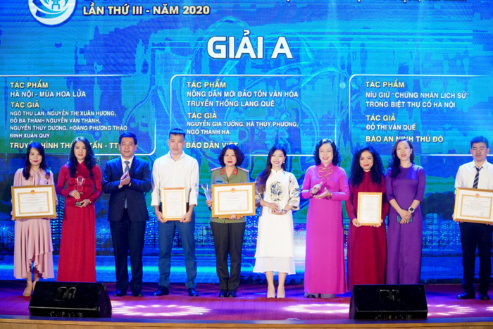 Ban tổ chức trao 3 giải A, Giải báo chí về Phát triển văn hóa và xây dựng người Hà Nội thanh lịch, văn minh lần thứ III. Ảnh: Phạm Minh