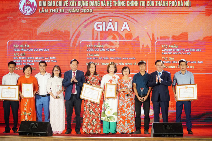 Ban Tổ chức Giải báo chí về Xây dựng Đảng và hệ thống chính trị đã trao 3 giải A cho tác giả, nhóm tác giả với các tác phẩm xuất sắc. Ảnh: Phạm Minh