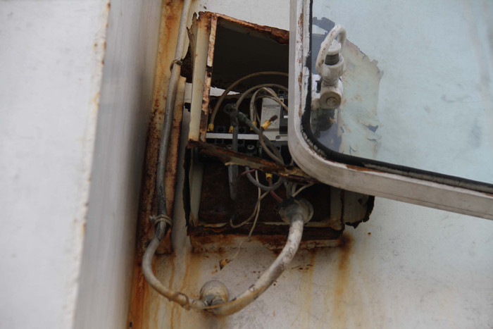 Được đánh giá là tàu được lắp nhiều thiết bị hiện đại, nhưng sau một thời gian thì nhiều thiết bị hư hỏng, hoen rỉ...