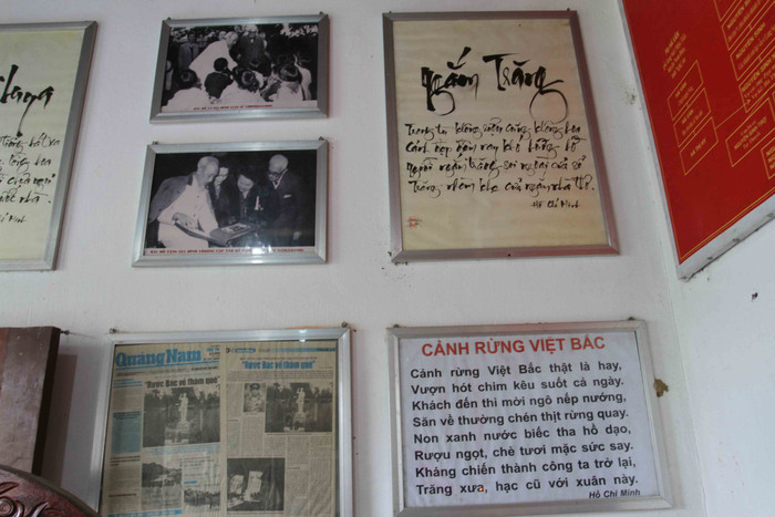 ...những bức ảnh, bài thơ của Bác được ông Thông nâng niu dành thời gian đóng khung, chuyển thể thành thư pháp treo trên tường nhà. ...những bức ảnh, bài thơ của Bác được ông Thông nâng niu dành thời gian đóng khung, chuyển thể thành thư pháp treo trên tường nhà.