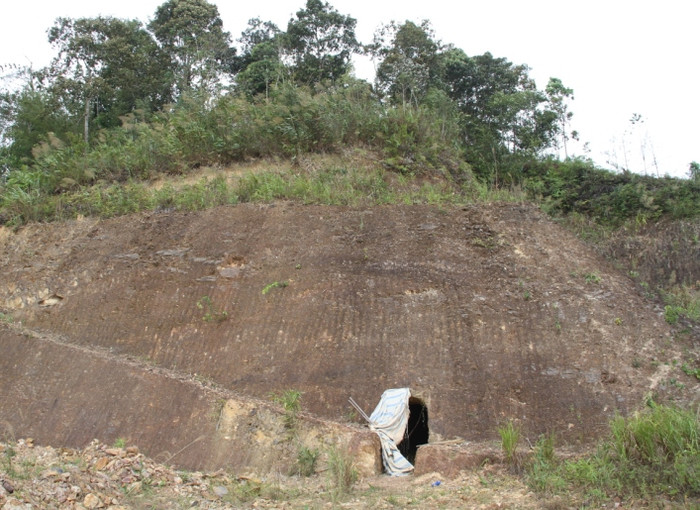 Ông Bh&apos;riu Liếc cho biết việc đào hầm diễn ra từ năm 2009 cho đến năm 2014, mỗi năm đào một ít, đào trên thửa đất của gia đình (đã có bìa đỏ). Ảnh Hoàng Tuấn