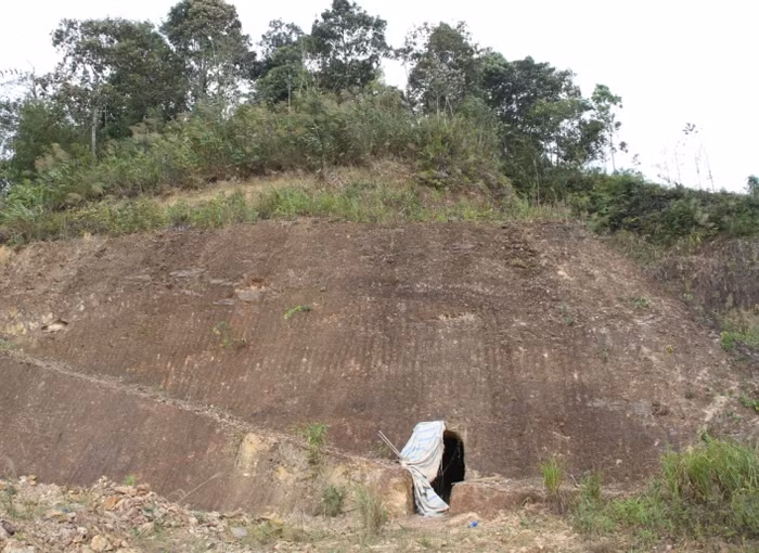 Ông Bh'riu Liếc cho biết việc đào hầm diễn ra từ năm 2009 cho đến năm 2014, mỗi năm đào một ít, đào trên thửa đất của gia đình (đã có bìa đỏ). Ảnh Hoàng Tuấn