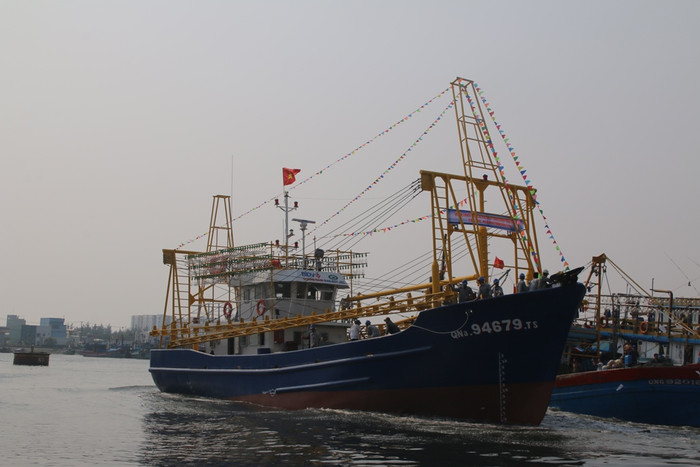 Hạ thủy thành công, chuẩn bị vươn khơi đánh bắt tại vùng biển Hoàng Sa và Trường Sa. Ảnh: Thùy Linh Hạ thủy thành công, chuẩn bị vươn khơi đánh bắt tại vùng biển Hoàng Sa và Trường Sa. Ảnh: Thùy Linh