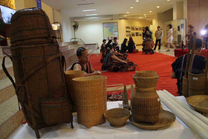 Cộng đồng người Cơ tu đã sáng tạo và bảo tồn những giá trị văn hóa độc đáo, riêng có của dân tộc mình về mặt trang phục, âm nhạc, lễ hội, phong tục tập quán. Những nét văn hóa ấy đã góp phần tạo nên sự đa dạng cho nền văn hóa Việt Nam. Cộng đồng người Cơ tu đã sáng tạo và bảo tồn những giá trị văn hóa độc đáo, riêng có của dân tộc mình về mặt trang phục, âm nhạc, lễ hội, phong tục tập quán. Những nét văn hóa ấy đã góp phần tạo nên sự đa dạng cho nền văn hóa Việt Nam.