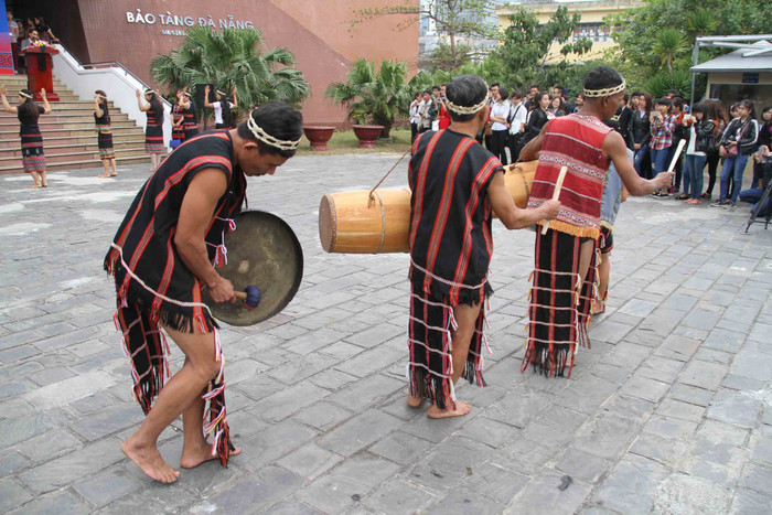 Đặc biệt, trong chương trình khai mạc có sự tham gia của Đội múa Cồng chiêng của đồng bào Cơ Tu ở xã Hòa Bắc, huyện Hòa Vang, TP Đà Nẵng... Đặc biệt, trong chương trình khai mạc có sự tham gia của Đội múa Cồng chiêng của đồng bào Cơ Tu ở xã Hòa Bắc, huyện Hòa Vang, TP Đà Nẵng...