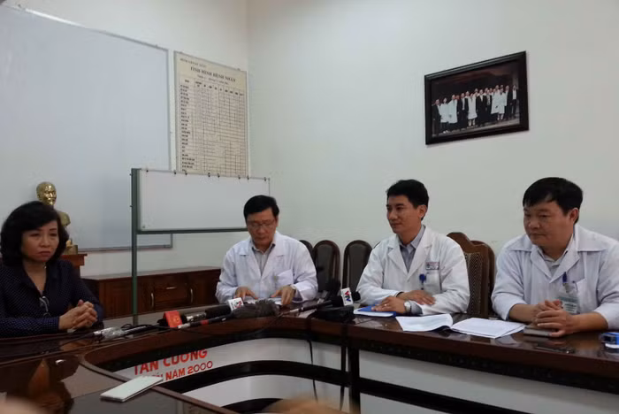 Giám đốc Sở Y tế và lãnh đạo Bệnh viện Đa khoa Đà Nẵng trả lời báo chí vào sáng 18/3.