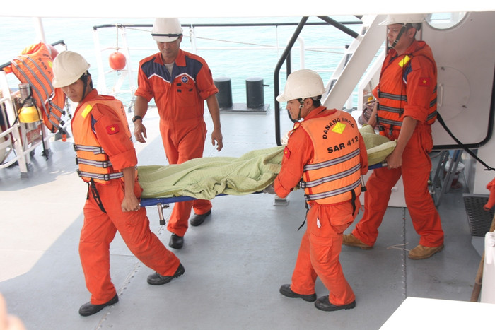 Các thuyền viên trên tàu SAR 412 trong một lần đi cứu nạn trên biển. Ảnh T.L