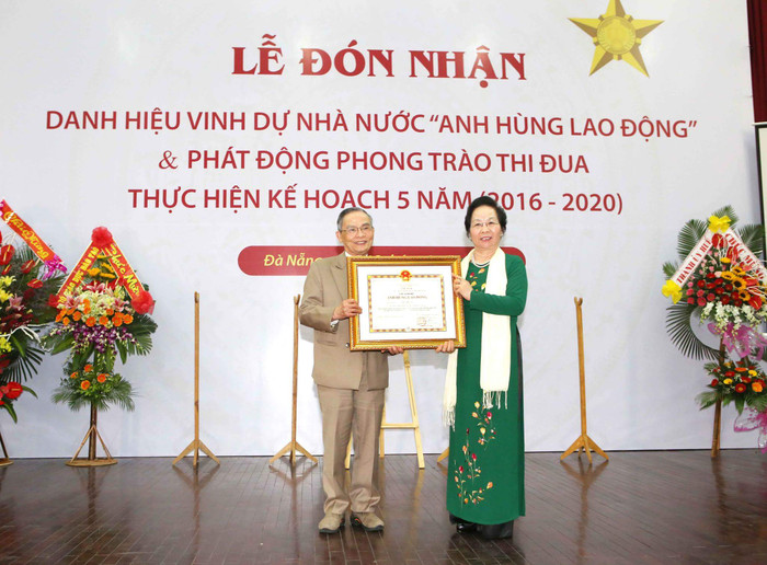 Phó Chủ tịch Nước Nguyễn Thị Doan trao danh hiệu Anh hùng Lao động thời kỳ đổi mới cho Nhà giáo ưu tú Lê Công Cơ. Ảnh: Thùy Linh