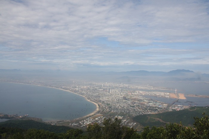 Đứng trên bán đảo Sơn Trà nhìn về thành phố Đà Nẵng. Đứng trên bán đảo Sơn Trà nhìn về thành phố Đà Nẵng.