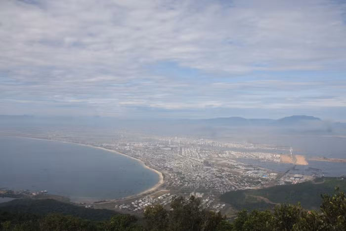 Đứng trên bán đảo Sơn Trà nhìn về thành phố Đà Nẵng.