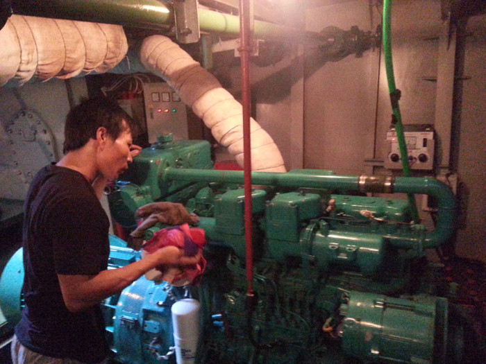 Máy chính của tàu thường xuyên bị hỏng, mất tải nên ngư dân Lên Văn Sang đã mất hết kiên nhẫn với con tàu này và quyết định không ra khơi với con tàu vỏ thép này nữa...