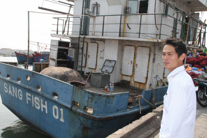 Ngư dân Lê Văn Sang cho biết: Sau khoảng 2 năm hạ thủy, tàu mới đi được 10 chuyến biển, trong đó có 4 chuyến hư hỏng máy móc thiết bị, 6 chuyến còn lại có doanh thu khoảng 2,2 tỷ đồng, trừ mọi chi phí lãi khoảng 800 triệu đồng. Tuy nhiên, trong 4 chuyến tàu bị sự cố Lê Văn Sang phải bỏ khoảng 900 triệu đồng để sửa chữa...