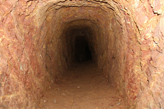 Bên trong hầm rượu của ông Bh&apos;riu Liếc. Ảnh Hoàng Tuấn