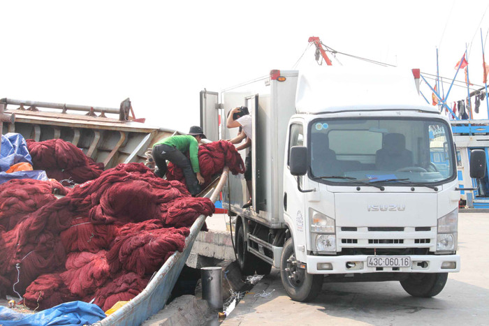 Anh Sang cho biết, anh đã liên hệ với công ty để trả lại con tàu và phía công ty đã đồng ý nhận lại. Sau khi vận chuyển hết ngư lưới cụ trên tàu, vào ngày 2/4, anh Sang sẽ chạy con tàu này vào Nha Trang (Khánh Hòa) để trả lại cho công ty.